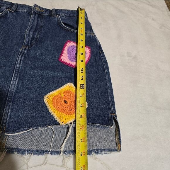 "H&M" Denim jeans skirt with handmade crochet decoration. Size 8 - Picture 8 of 16